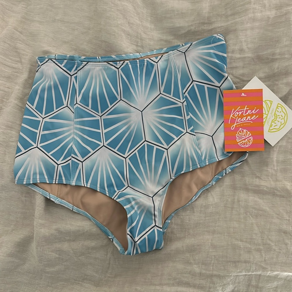NWT cute and flattering Kortni Jeane bottoms!